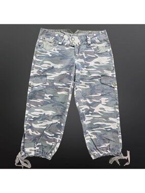 Y2K Camouflage Capri Cargo Pants Size 7 Low Rise Green Grunge Rave Cotton